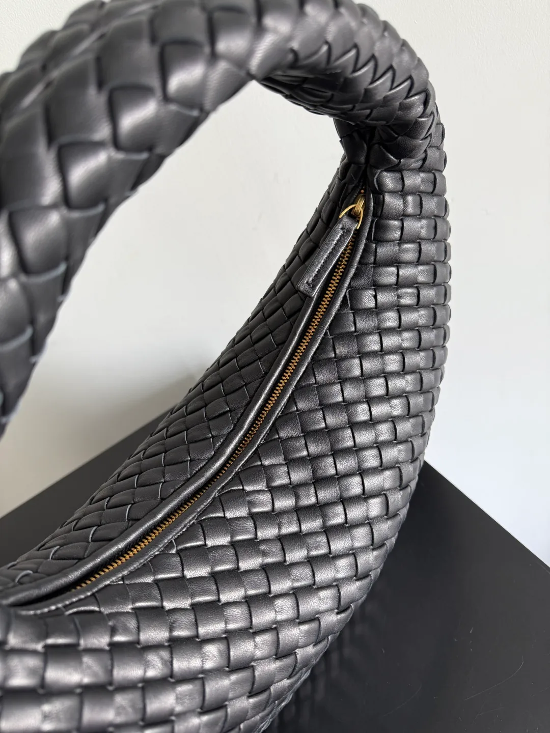 Batch 2120 BV Bottega Veneta's new early spring women's shoulder bag. The soft and delicate Hobo bag has been shipped! Many friends are waiting for this bag. It has a round shape and a large capacity. It can hold a 50-fold umbrella inside. Babies with a lot of daily items do not need to worry about the capacity of this bag. It is a practical bag for traveling and commuting. Although it is fluffy, it is soft and comfortable when carried on one shoulder. It has a modern and retro feel. Model No.: 856737 Size: 44*28*5cm